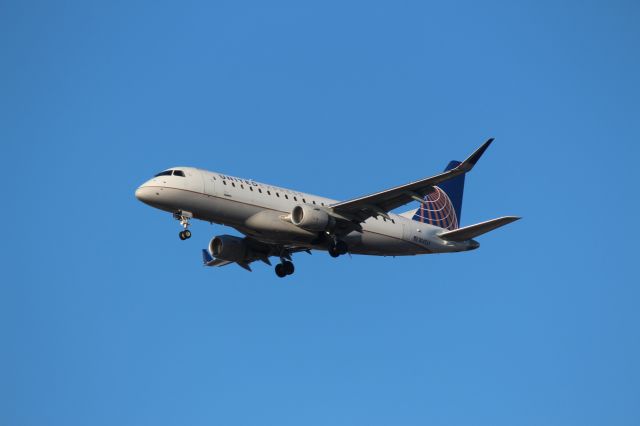 Embraer 175 (N145SY) - Landing 28C