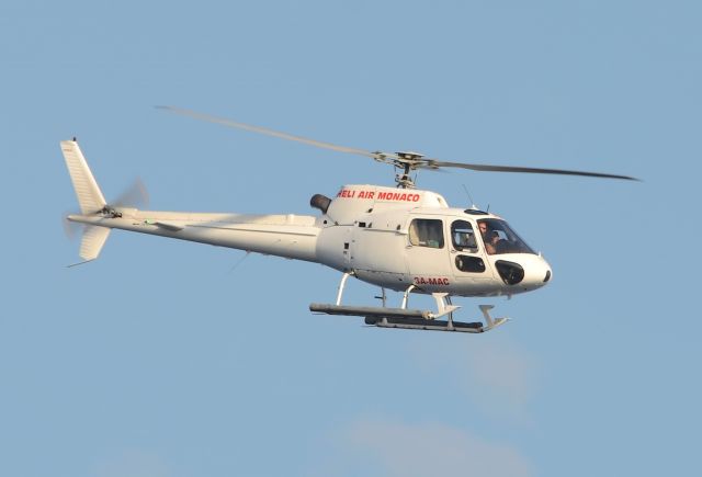 Eurocopter AS-350 AStar (3A-MAC)