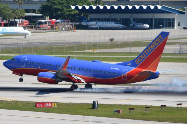 Boeing 737-700 (N934WN) - Smoking mains on RWY 28R