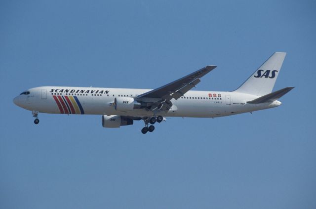 BOEING 767-300 (LN-RCE) - Final Approach to Narita Intl Airport Rwy34 on 1991/01/21