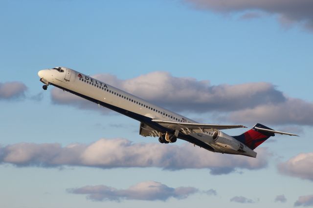 McDonnell Douglas MD-90 (N957DN) - Evening Summer Departure at MSP runway 30 left 