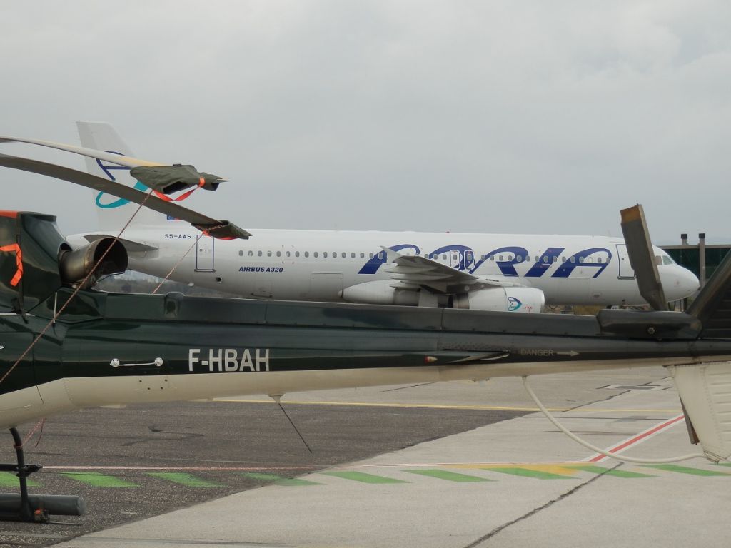 Airbus A320 (S5-AAS) - nov 2011