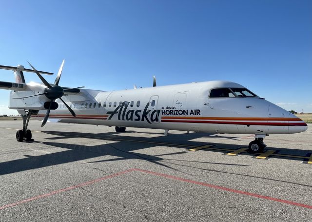 de Havilland Dash 8-400 (N421QX)