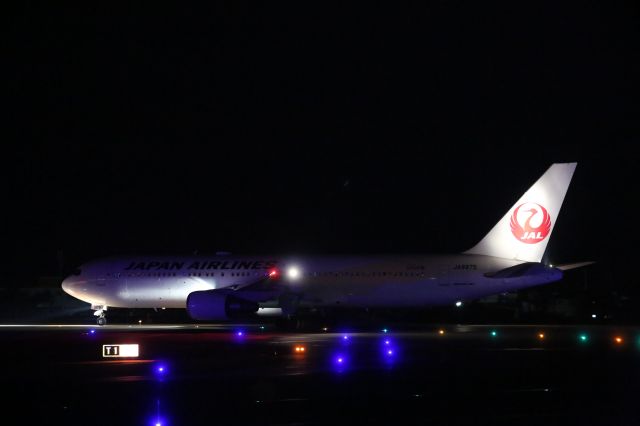 BOEING 767-300 (JA8975) - 29 March 2016:HKD-HND.