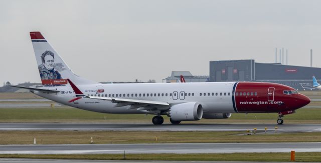 Boeing 737-700 (SE-RTH) - West Of Runway 22R