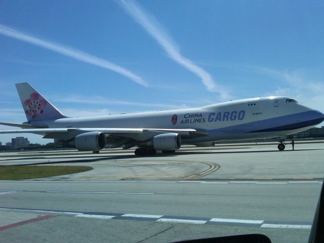 Boeing 747-400 (B-18717)