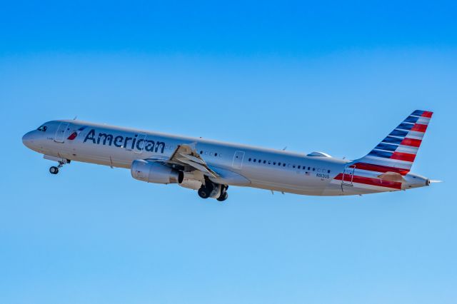 Airbus A321 (N913US) - An American Airlines A321 taking off from PHX on 2/9/23 during the Super Bowl rush. Taken with a Canon R7 and Tamron 70-200 G2 lens.