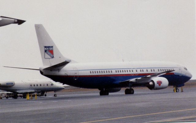 BOEING 737-400 (N37NY)