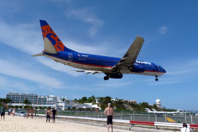 Boeing 737-800 (N813SY)