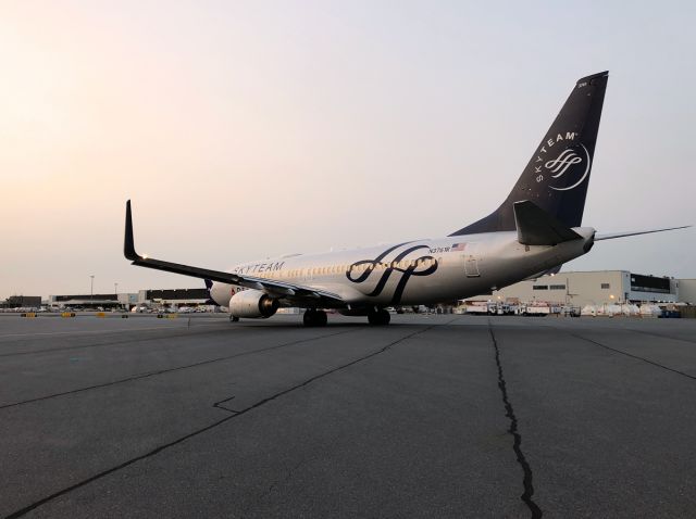 Boeing 737-800 (N3761R) - Spot 7 w/India.  Taxi