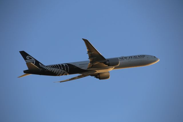 BOEING 777-300ER (ZK-OKO)