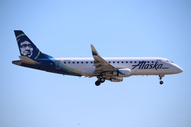 EMBRAER 175 (long wing) (N174SY)