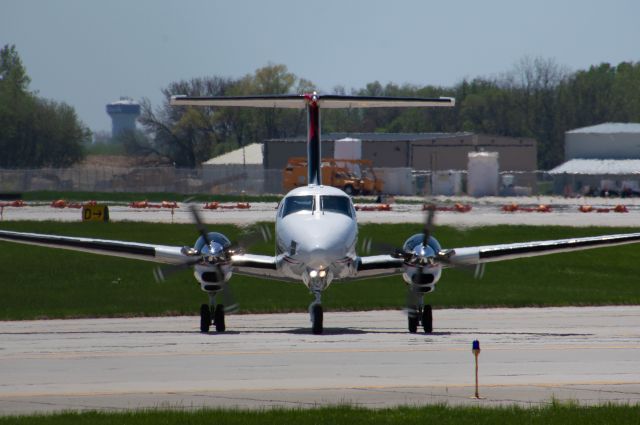 Beechcraft Super King Air 200 (N184MB) - N184MD is pivoting onto the taxiway to head to Elliot Aviation return her passengers from Key West. Photo taken May 3, 2020 at 1:06 PM with Nikon D3200 at 400mm