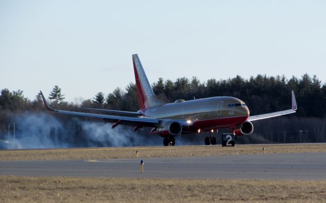 Boeing 737-700 (N714CB)