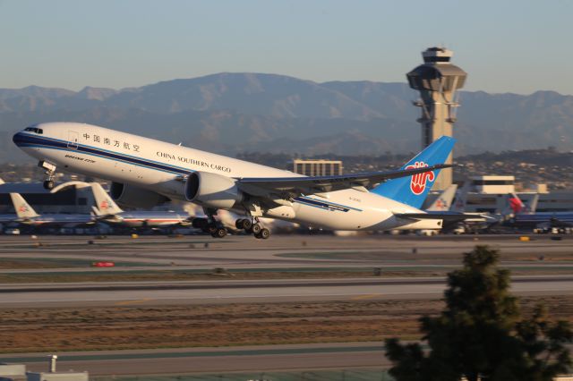 BOEING 777-200LR (B-2042)