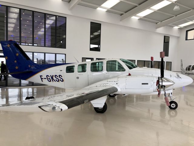 Beechcraft Baron (58) (F-GKSS) - F-GKSS sitting in the pristine hangars of Astonfly at Toussus-le-Noble (LFPN)