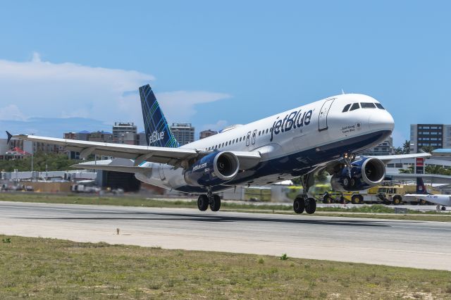 Airbus A320 (N608JB)