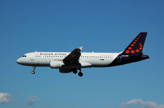 Airbus A320 (OO-SNF)