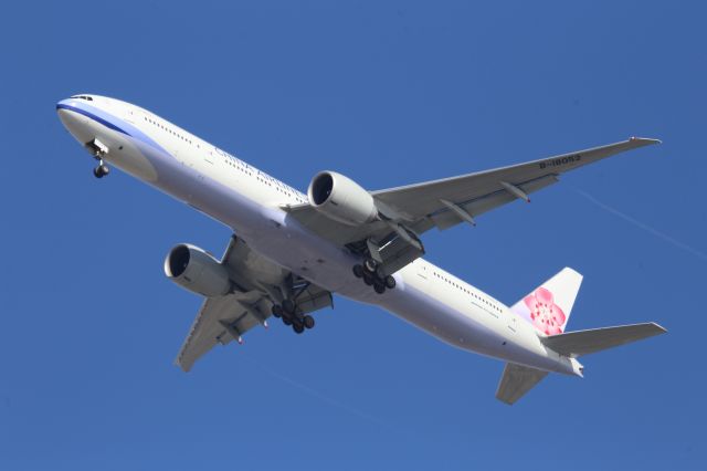 BOEING 777-300ER (B-18052)