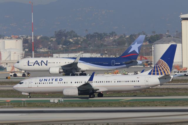 Airbus A320 (N37468)