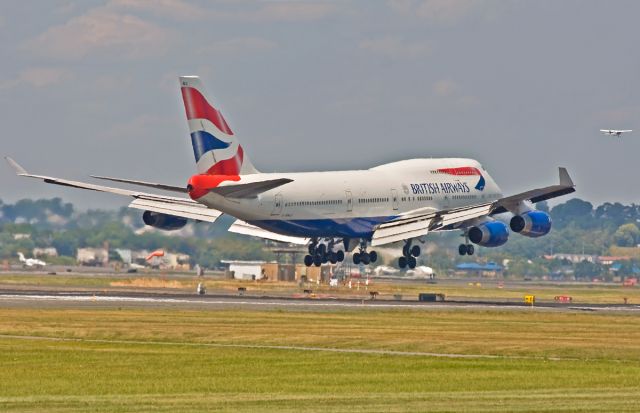 Boeing 747-400 (G-BNLO) - 4L launch and 4R heavy arrival of the Queen