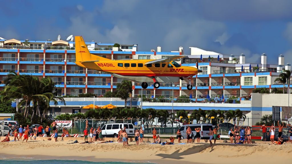 Cessna Caravan (N940HL) - 11/12/2015. Maho Beach.