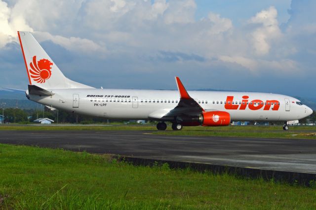 Boeing 737-900 (PK-LPF)