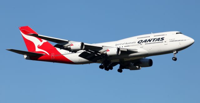 Boeing 747-400 (VH-OEE) - "Nullabor" On Approach To RW 25