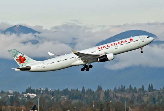 Airbus A330-300 (C-GHKR)