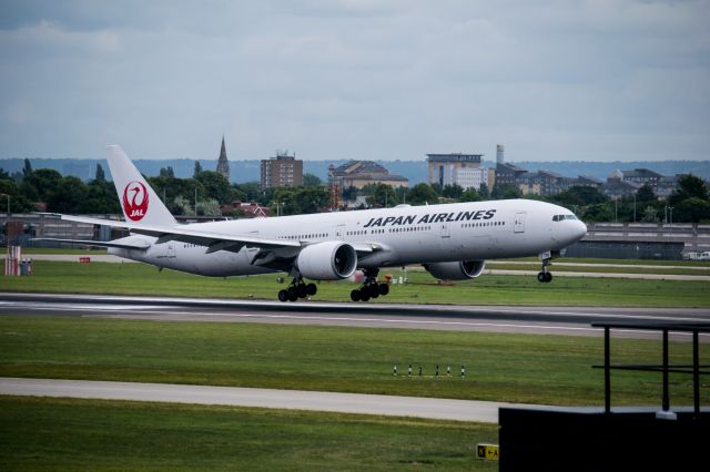 BOEING 777-300 (JA736J) - Japan Airlines Boeing 777-346ER JA736J landing on runway 27L at London Heathrow LHR.