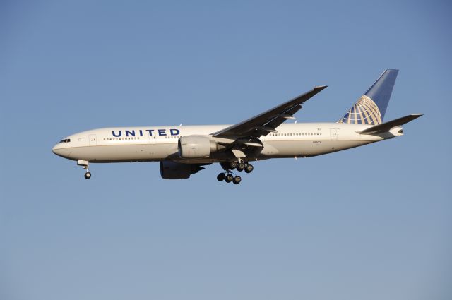 Boeing 777-200 (N74007) - Final Approach to Narita Intl Airport R/W34L on 2010/12/29