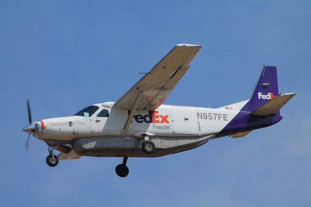 Cessna Caravan (N957FE) - Empire Airlines Cessna 208 Grand Caravan EX landing on runway 28L  