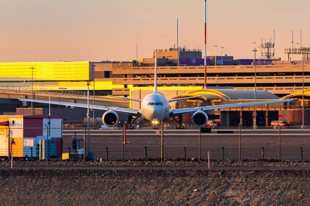 Boeing 777-200 (N755AN) - American Airlines 777-200 taxiing at PHX on 12/18/22. Taken with a Canon R7 and Tamron 70-200 G2 lens.