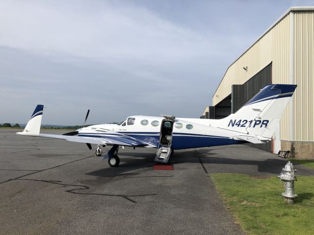 Cessna 421 (N421PR) - Toes are up !