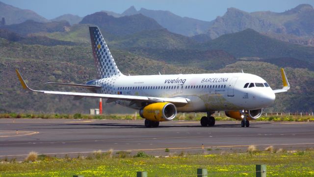 Airbus A320 (EC-MNZ) - Vueling ❤️ Barcelona Liverybr /We love places 100 M Customers