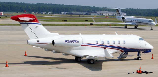 Bombardier Challenger 300 (N300KH)