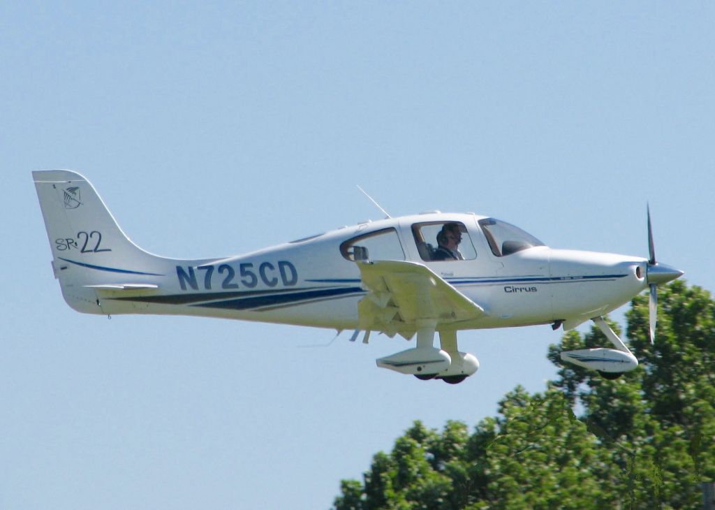 Cirrus SR-22 (N725CD) - At Downtown Shreveport.