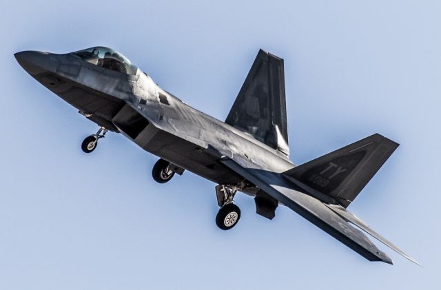 Lockheed F-22 Raptor —