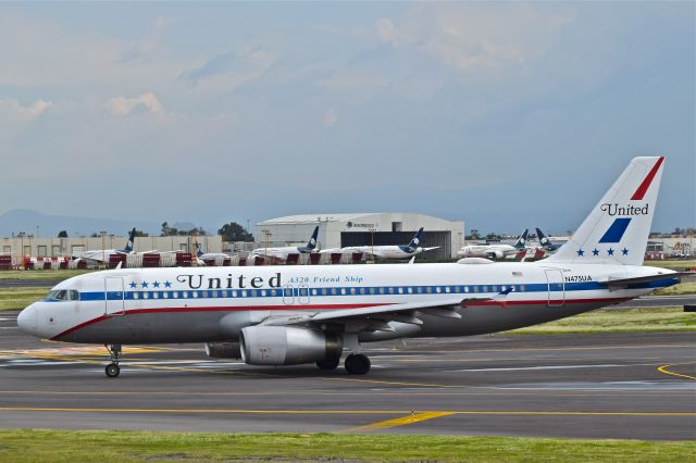 Airbus A320 (N475UA) - A320, (N475UA), United´s retro livery is waiting for takeoff on runway 23R in Mexico City Airport (AICM).