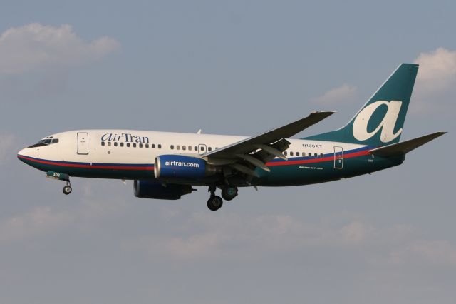 Boeing 737-700 (N166AT) - July 7, 2007 - arrived Baltimore BWI