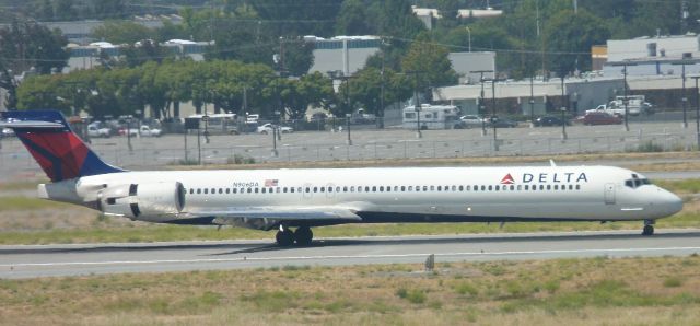 McDonnell Douglas MD-90 (N906DA)