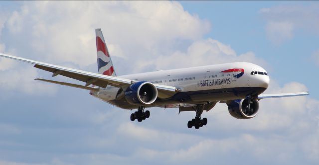 BOEING 777-300ER (G-STBP) - A British Airways B777-300ER on final approach into LHR, landing on runway 27R.br /br /Location: Northern Perimiter Road, beside Runway 27R.br /Date: 26.08.22 (dd/mm/yy).