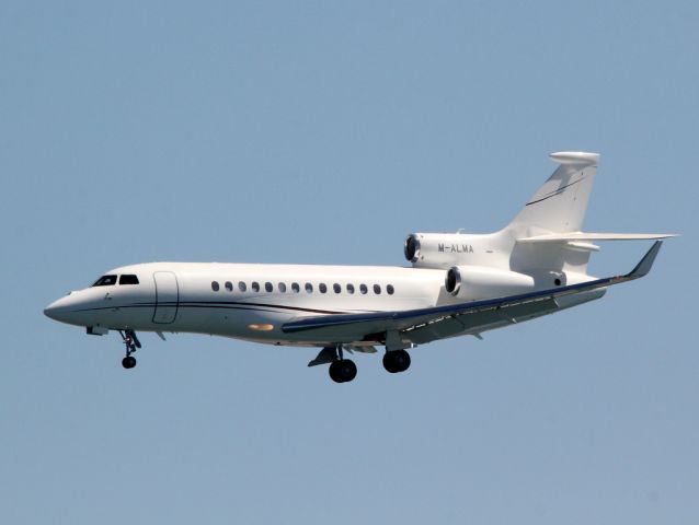 Dassault Falcon 7X (M-ALMA)