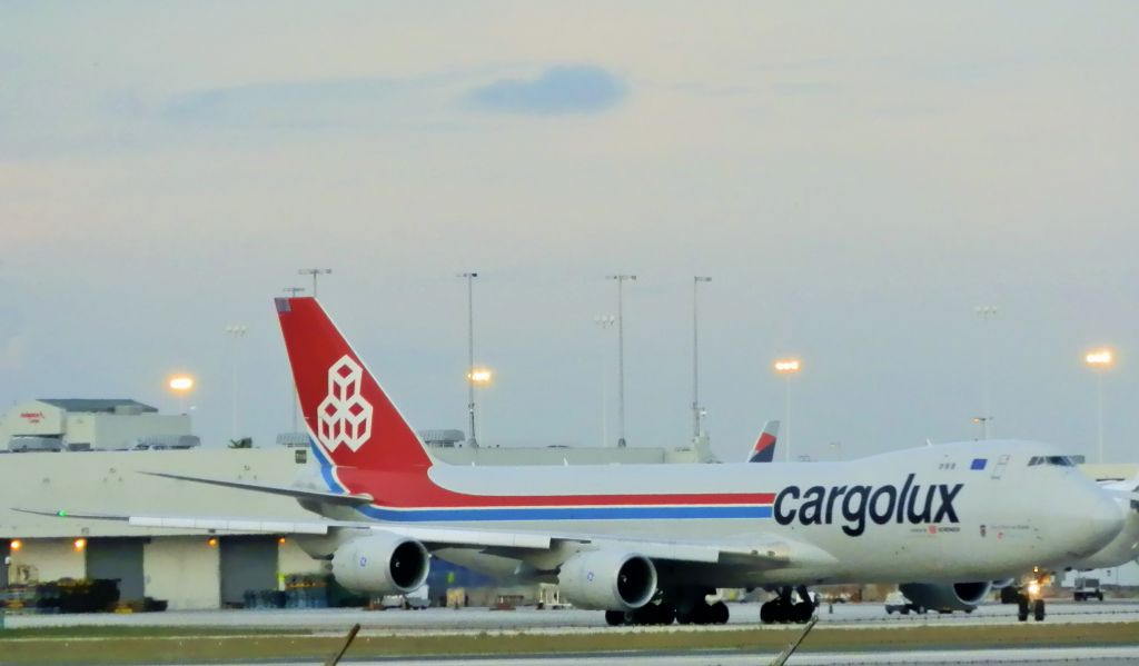BOEING 747-8 (LX-VCB)