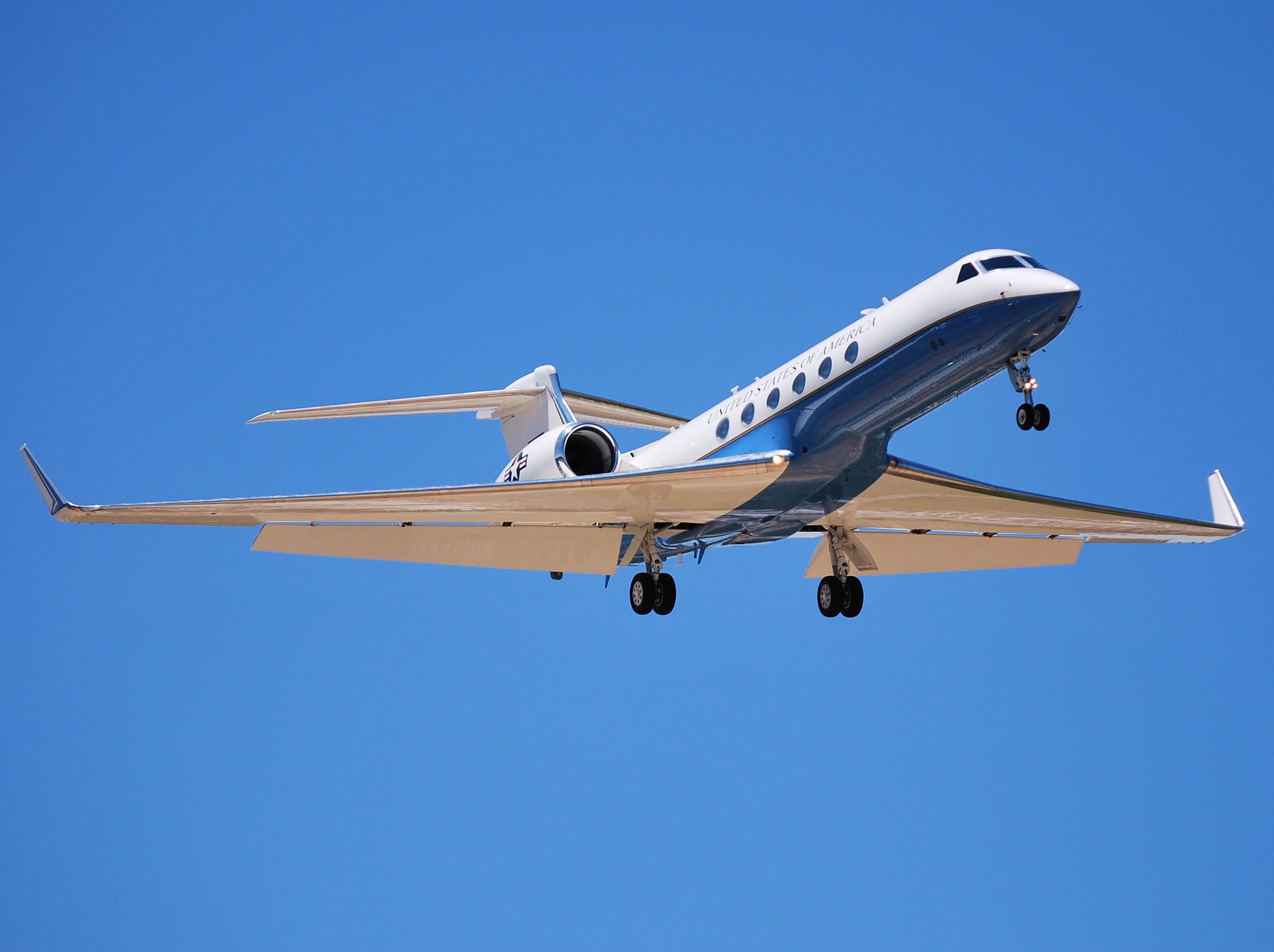 Gulfstream Aerospace Gulfstream V (99-0404) - USAF C37A "SAM" on final for runway 2 at KJQF. Arriving for the Memorial Day weekend NASCAR races. - 5/25/13