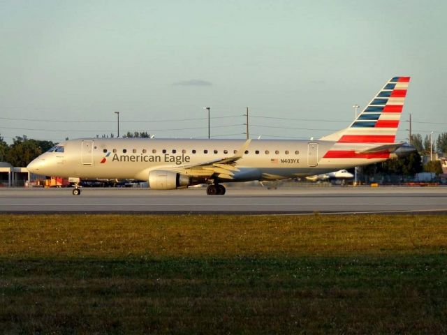 Embraer 175 (N403XY)