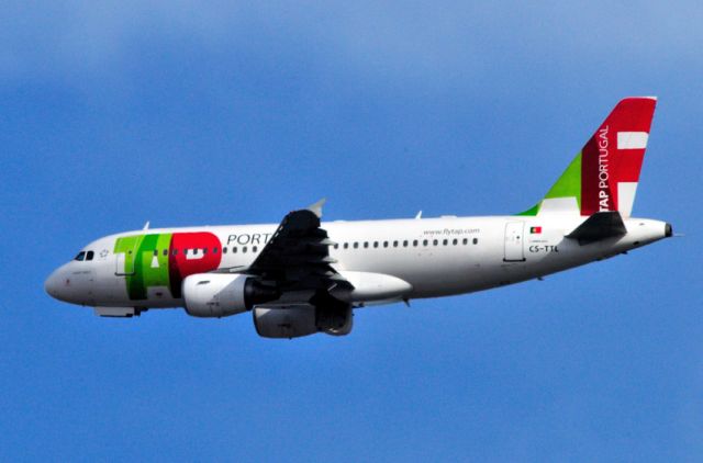 Airbus A319 (CS-TTL) - 2009 - Starting to lower gear for Landing