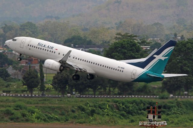 Boeing 737-700 (9V-MGB)