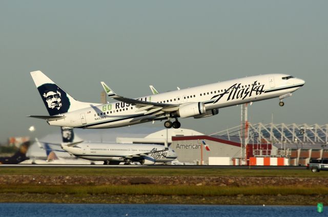 Boeing 737-900 (N453AS) - Alaska 733 departing for Seatlle as Alaska 24 arrives also from Seattle