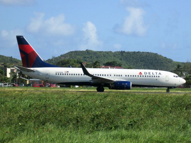 Boeing 737-800 (N385DN)